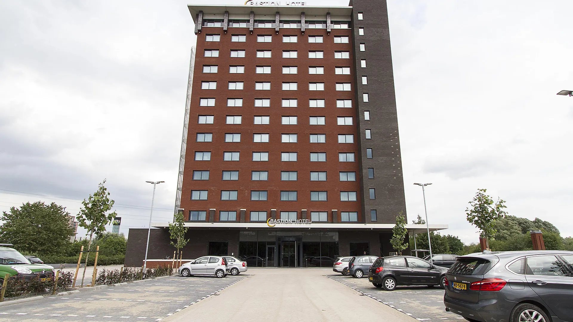 8 Airport Hotels Near Piazza Center Worth Booking