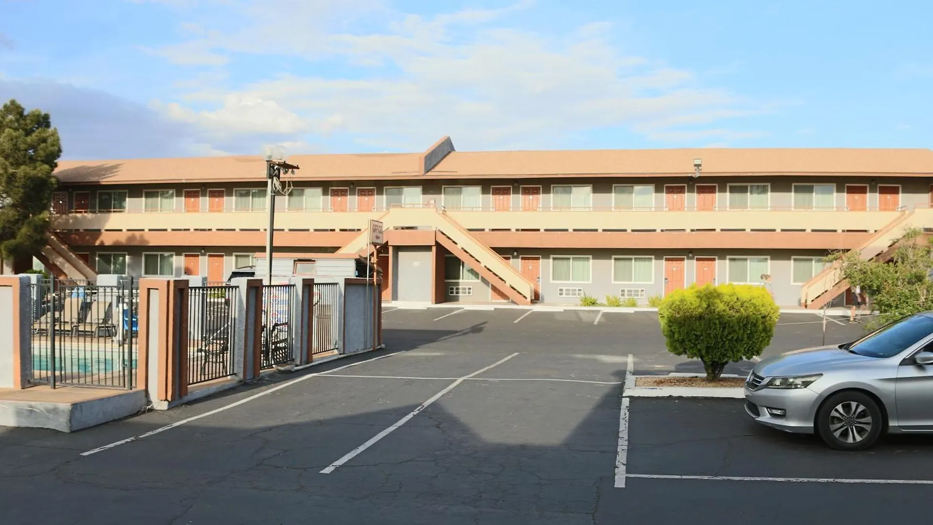 4 Solo-Friendly Hotels Close to Barstow Community College