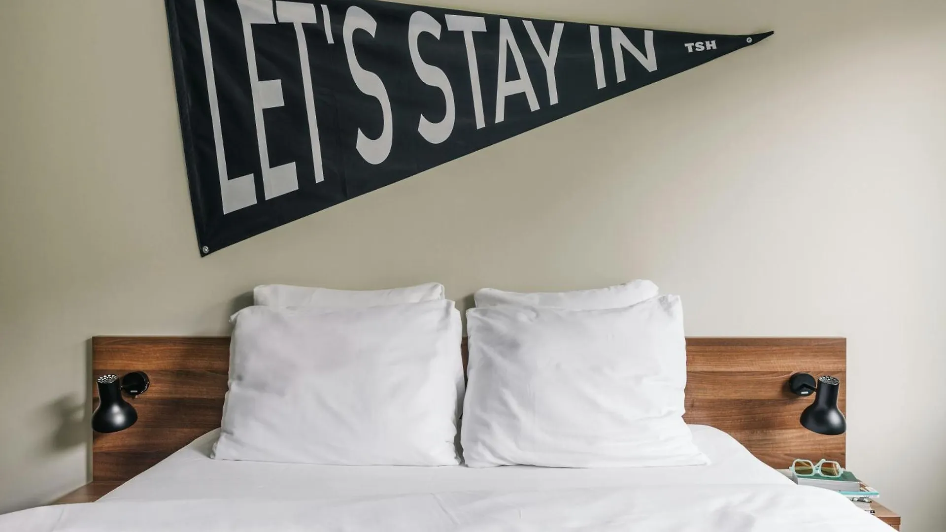 Staying Near Paleis Huis Ten Bosch: 5 Central Hotels Compared