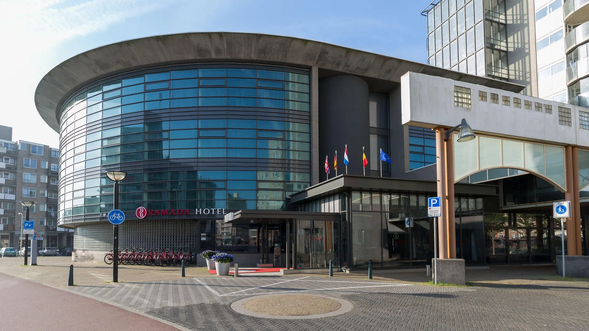 Staying Near Museum for Communication: 6 Family Hotels Compared