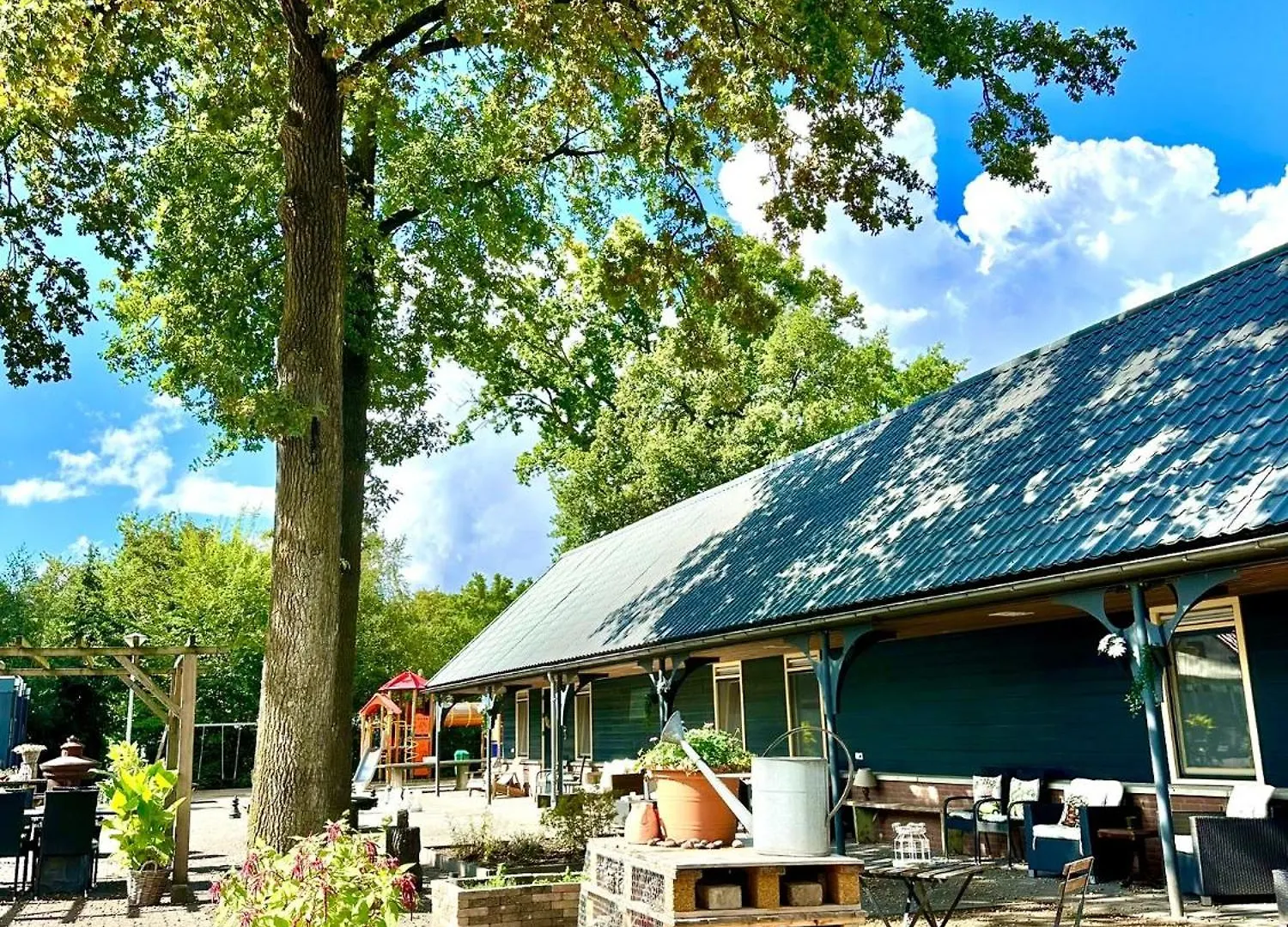 Staying Near De Meerendonk: 4 Four-Star Hotels Compared