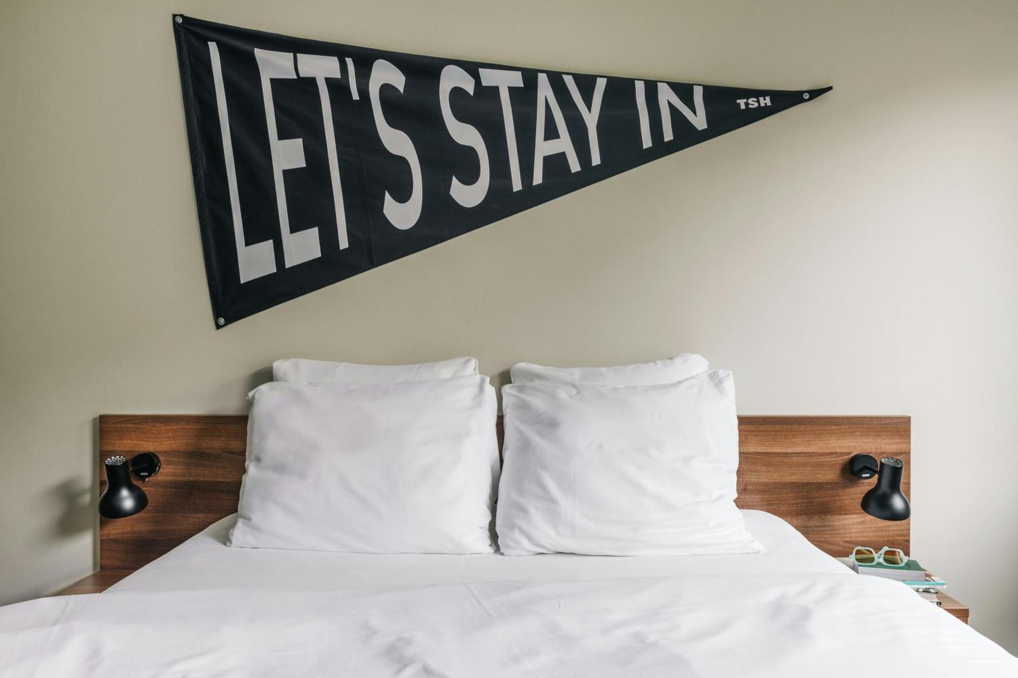 Staying Near Paleis Huis Ten Bosch: 5 Central Hotels Compared